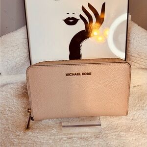 EUC Michael Kors wallet wristlet phone case fits iPhone 14+